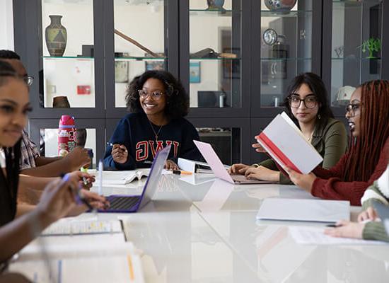 澳门新普京注册 students interacting